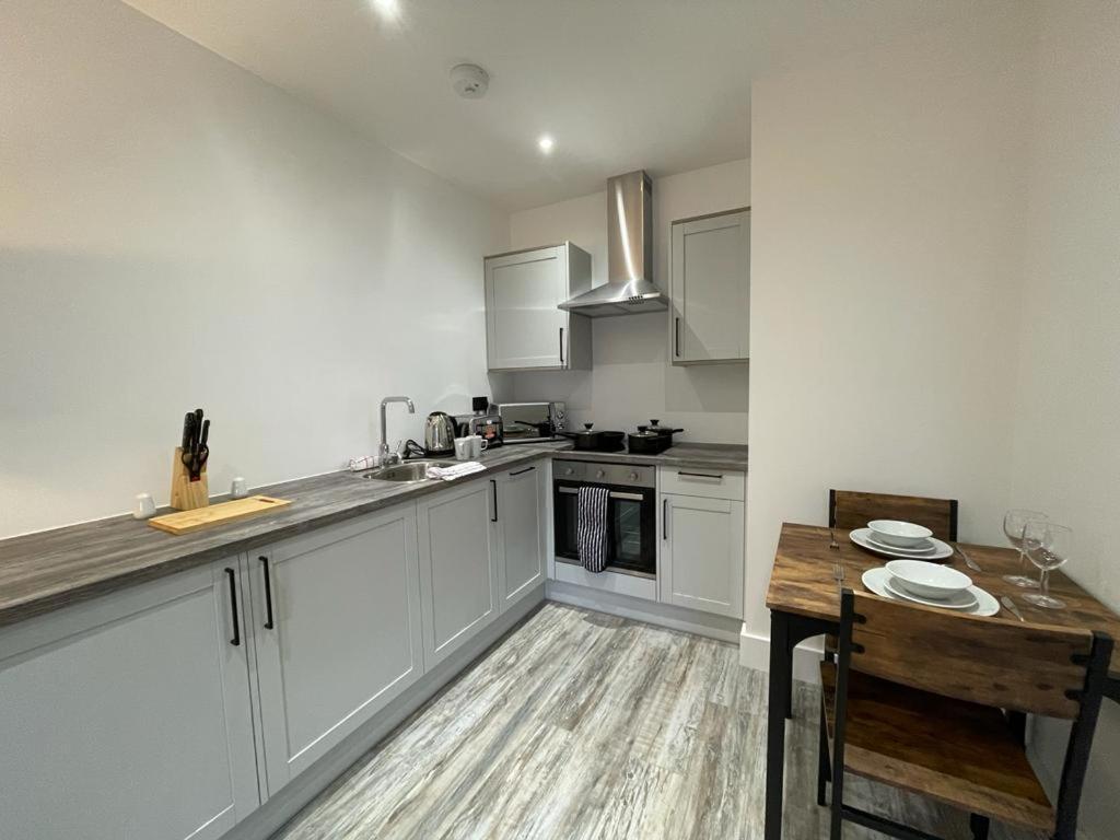 Kingsbridge Point - Cosy One Bed Apartments Near Town Centre, Суиндон Экстерьер фото